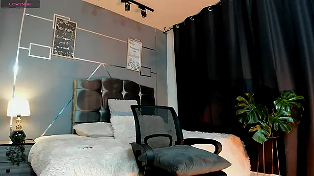 oliver mr  online show from December 4, 2025, 8:28 pm