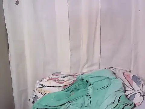 SweetEsterPinay33 online show from October 8, 2025, 9:01 pm