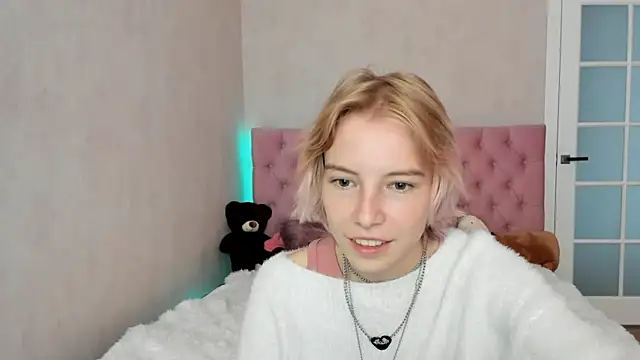 Snapshot of Pink_Lila18 chatting on September 14, 2025, 8:35 am Pink Lila18 online show from September 14, 2025, 8:35 am