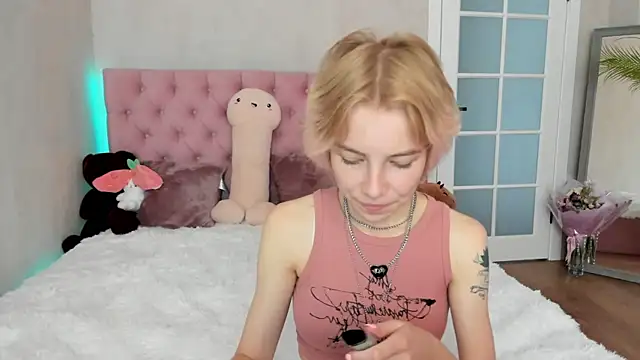 Snapshot of Pink_Lila18 chatting on September 15, 2025, 9:42 am Pink Lila18 online show from September 15, 2025, 9:42 am