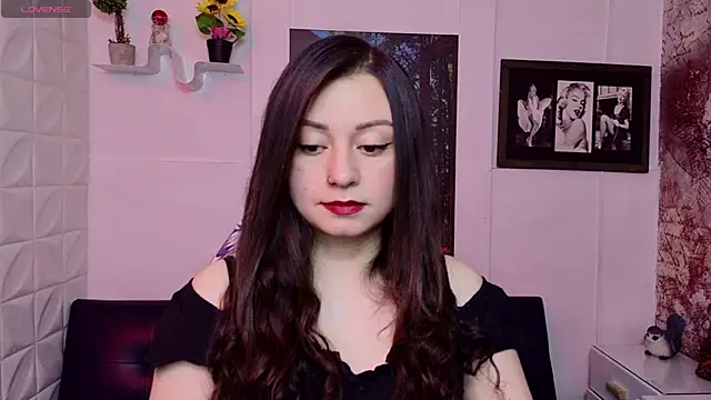 Snapshot of Eva_Roussell chatting on May 19, 2026, 3:18 pm Eva Roussell online show from May 19, 2026, 3:18 pm