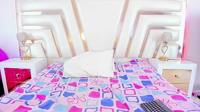 SulyClarck online show from October 4, 2025, 2:26 pm