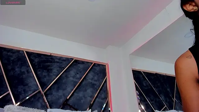 SusanaHenao online show from November 25, 2025, 5:35 pm