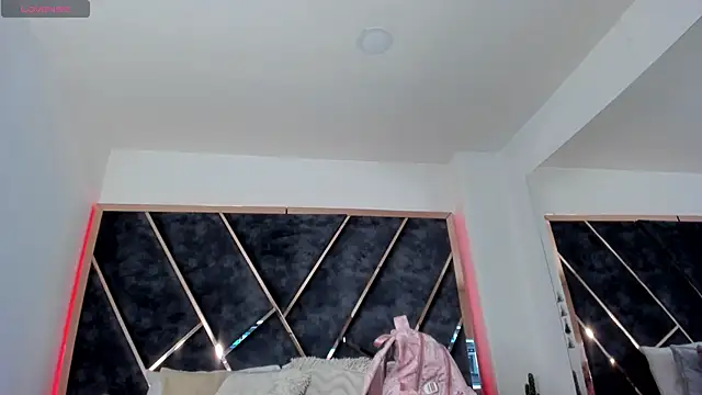 SusanaHenao online show from March 27, 2026, 4:07 pm