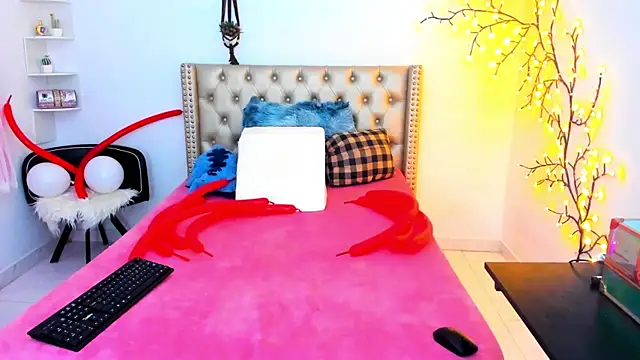 LenaStylesOA online show from October 17, 2025, 1:46 pm