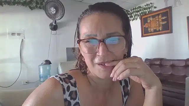 Snapshot of MiaVega chatting on November 1, 2025, 3:03 pm MiaVega online show from November 1, 2025, 3:03 pm