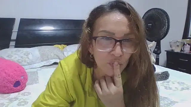 Snapshot of MiaVega chatting on November 9, 2025, 5:00 pm MiaVega online show from November 9, 2025, 5:00 pm