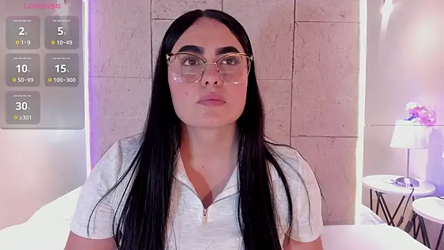 sofiiacarson online show from May 19, 2026, 8:04 pm