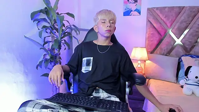 Snapshot of Hyunjin_Son chatting on February 17, 2026, 8:37 pm Hyunjin Son online show from February 17, 2026, 8:37 pm