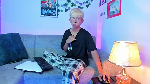 Snapshot of Hyunjin_Son chatting on March 16, 2026, 5:06 pm Hyunjin Son online show from March 16, 2026, 5:06 pm