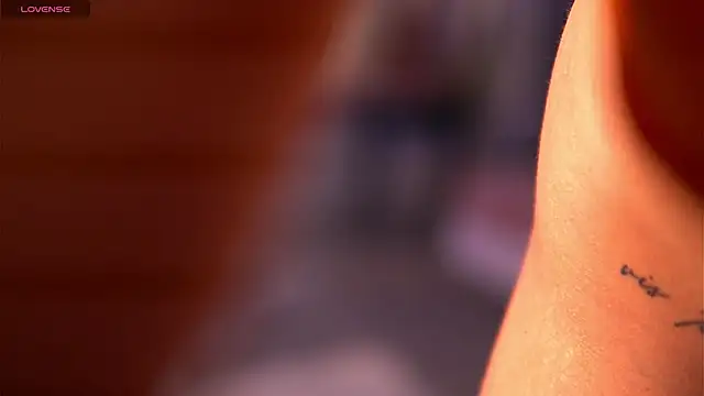 Snapshot of ElaraShine chatting on December 5, 2025, 8:05 pm ElaraShine online show from December 5, 2025, 8:05 pm