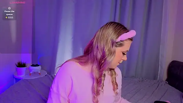 AliaBuerstatte online show from November 13, 2025, 7:02 pm