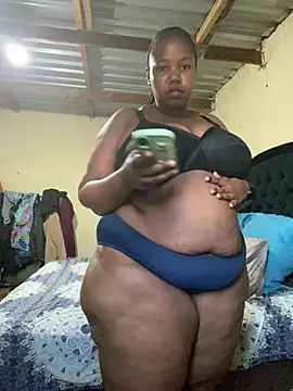 Curvycandy95 online show from April 18, 2026, 3:27 pm