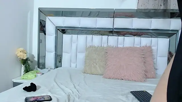 Snapshot of RebeccaGolden chatting on October 3, 2025, 2:30 am RebeccaGolden online show from October 3, 2025, 2:30 am