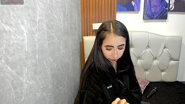 Sophi Thaylorr online show from October 28, 2025, 1:36 pm