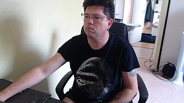 blueandwhite1 online show from October 9, 2025, 2:48 pm