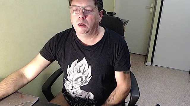 blueandwhite1 online show from November 27, 2025, 3:47 pm