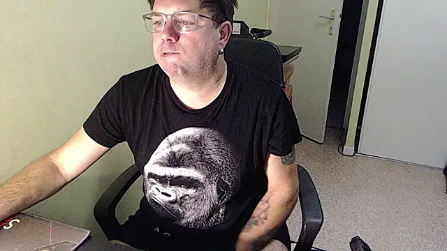 blueandwhite1 online show from November 29, 2025, 7:55 am