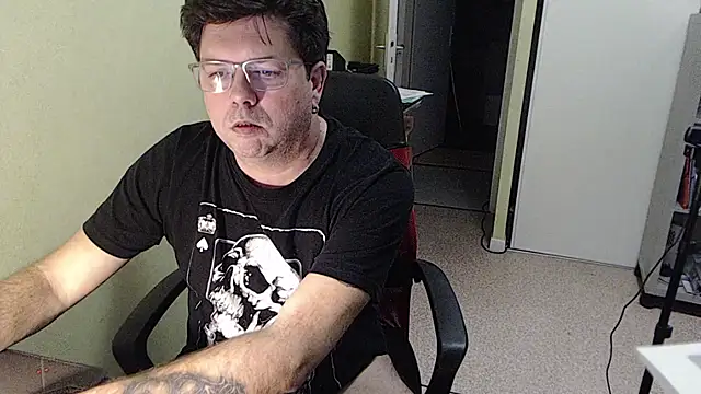 blueandwhite1 online show from December 16, 2025, 4:01 pm