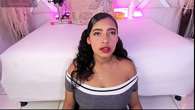 Snapshot of Zoe-Johnson_ chatting on May 27, 2026, 9:45 pm Zoe-Johnson online show from May 27, 2026, 9:45 pm