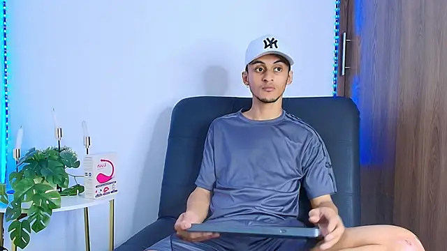 AlejandroLoouis online show from November 6, 2025, 7:37 pm