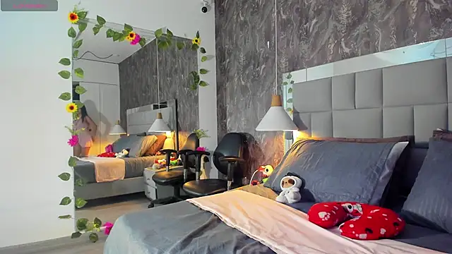 yiyisandoval online show from April 7, 2026, 9:37 pm