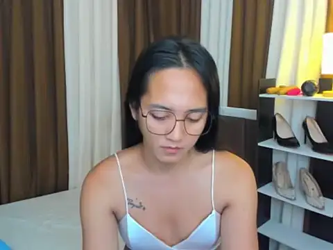 Snapshot of URHottestAngel chatting on September 14, 2025, 2:33 am URHottestAngel online show from September 14, 2025, 2:33 am
