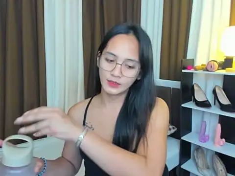Snapshot of URHottestAngel chatting on September 15, 2025, 5:02 pm URHottestAngel online show from September 15, 2025, 5:02 pm