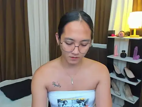 Snapshot of URHottestAngel chatting on October 10, 2025, 4:50 pm URHottestAngel online show from October 10, 2025, 4:50 pm