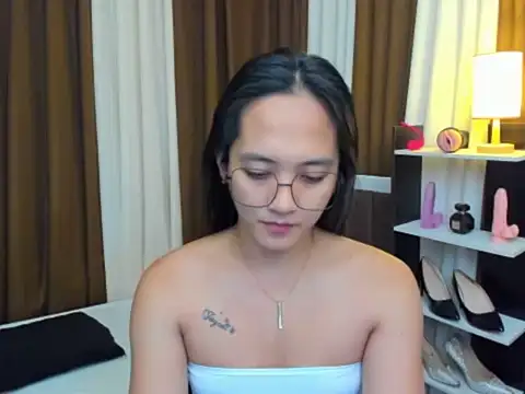 Snapshot of URHottestAngel chatting on October 25, 2025, 12:13 pm URHottestAngel online show from October 25, 2025, 12:13 pm