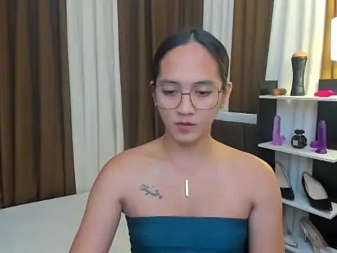 Snapshot of URHottestAngel chatting on November 4, 2025, 4:50 pm URHottestAngel online show from November 4, 2025, 4:50 pm