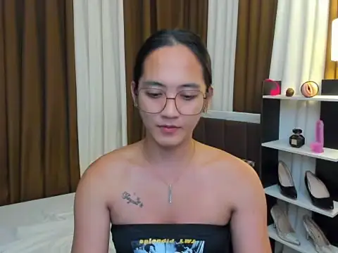 Snapshot of URHottestAngel chatting on November 8, 2025, 6:29 pm URHottestAngel online show from November 8, 2025, 6:29 pm