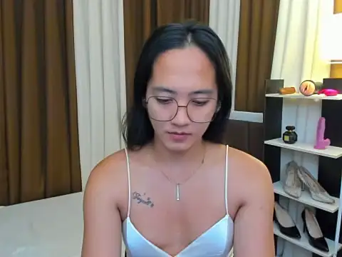 Snapshot of URHottestAngel chatting on November 12, 2025, 5:02 pm URHottestAngel online show from November 12, 2025, 5:02 pm