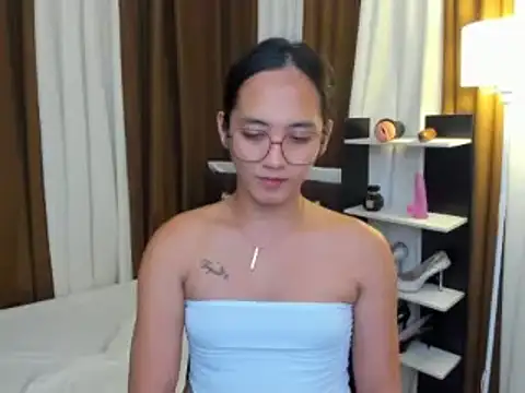 Snapshot of URHottestAngel chatting on November 17, 2025, 8:42 am URHottestAngel online show from November 17, 2025, 8:42 am