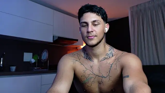 LeoCavalli  online show from November 14, 2025, 10:40 pm