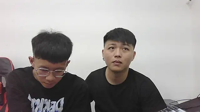 zhu000000 online show from April 12, 2026, 7:35 am