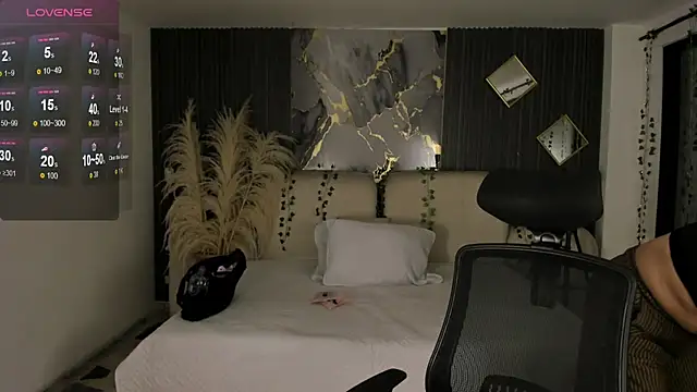 SarahCastro1  online show from January 14, 2026, 2:06 am