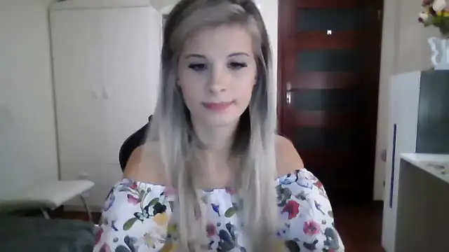 Snapshot of KristineGlow chatting on September 25, 2025, 8:45 pm KristineGlow online show from September 25, 2025, 8:45 pm