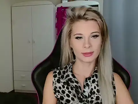 KristineGlow online show from October 24, 2025, 6:21 am