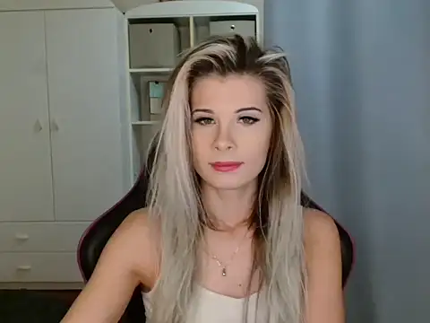 KristineGlow online show from November 30, 2025, 8:07 am