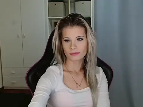 KristineGlow online show from December 19, 2025, 7:26 am