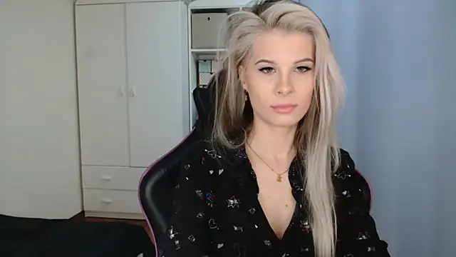 KristineGlow online show from April 7, 2026, 6:25 am