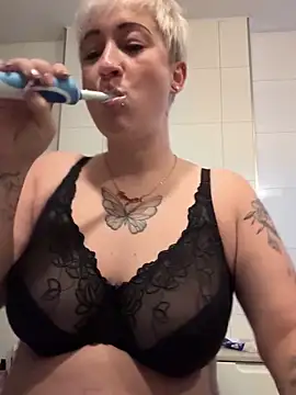 Snapshot of Rozendefotz chatting on November 17, 2025, 6:41 am Rozendefotz online show from November 17, 2025, 6:41 am