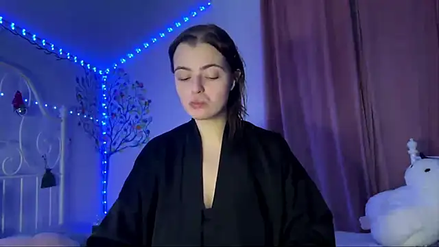 HoneyMist online show from October 12, 2025, 6:07 pm