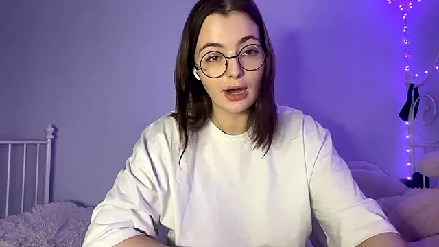 HoneyMist online show from November 25, 2025, 2:17 pm