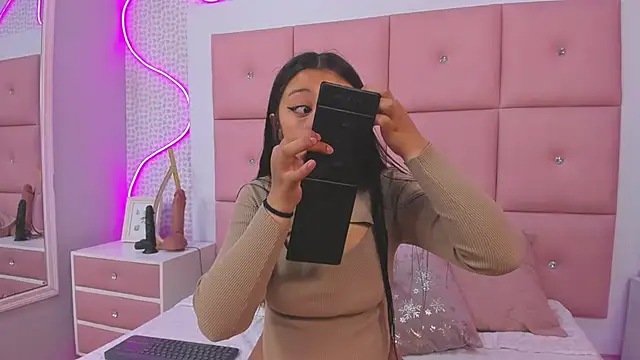 DaisySnugs1 online show from November 7, 2025, 12:16 pm