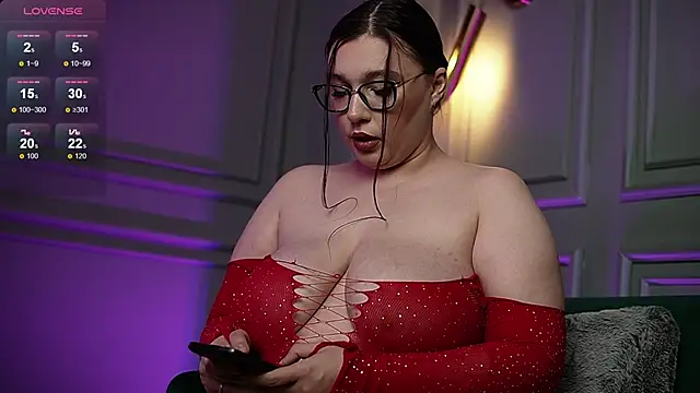 KendalDubai online show from September 24, 2025, 8:01 pm