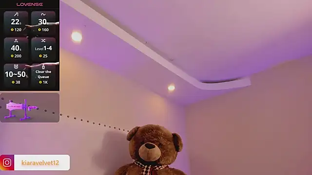 kiara velvet  online show from December 17, 2025, 1:33 am