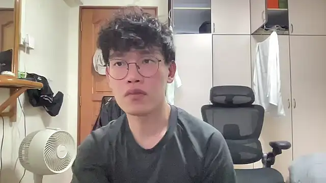 Passionatetwink2 online show from October 16, 2025, 8:37 am