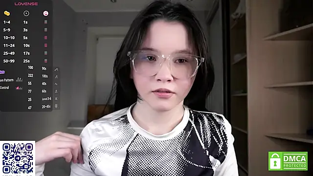 DelphaDivenere online show from October 26, 2025, 5:41 pm